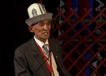 Элдик курултайга келген барактык тургун: «Өлө-өө коррупция! 11 гектар жерди кө*үңө тыгасыңбы?» дедим»