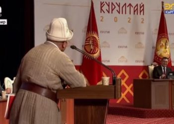 Элдик курултайда карыя президенттин планшетин кеп кылды. Садыр Жапаровдун жообу