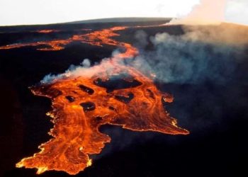 Дүйнөдөгү эң чоң жанар тоо 40 жылдан бери биринчи жолу атылып баштады (видео)