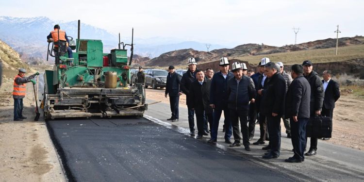 Төрага Нурланбек Шакиев Таш-Көмүр – Кызыл-Жар жолундагы оңдоп-түзөө иштерин жеринде көрдү