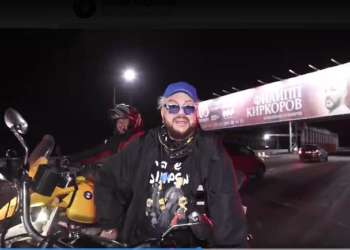 Мотоцикл коштоп, комузчулар ойноп… Орусиялык поп-падыша Филипп Киркоров Бишкекке келди (видео)