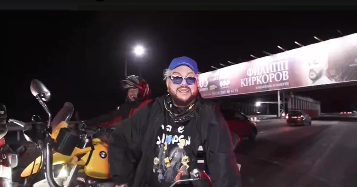 Мотоцикл коштоп, комузчулар ойноп… Орусиялык поп-падыша Филипп Киркоров Бишкекке келди (видео)