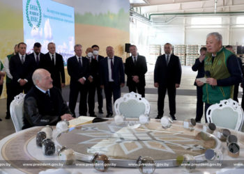 Данияр Үсөнов Александр Лукашенкого өзгөчө стол белек кылды