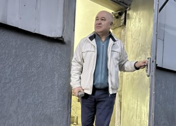 Саясатчы Өмүрбек Текебаев сурактан чыкты