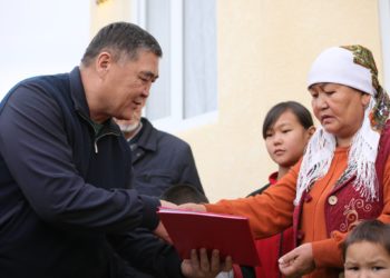Камчыбек Ташиев 7 балалуу энеге жаңы турак-жай куруп берди