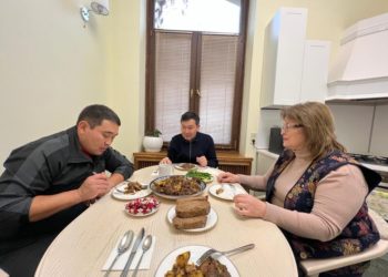 «Очокто тамак жасап жатабыз». Кыргызстандын Украинадагы элчиси жарык, интернет, суу жоктугуна карабай иш жүрүп жатканын айтты