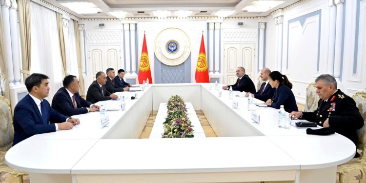 Спикер Нурланбек Шакиев Түркиянын ички иштер министрин кабыл алды (сүрөт)