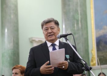 Кыргыз эл артисти Муратбек Бегалиевге искусство жана көркөм адабият орденинин кавалери наамы ыйгарылды