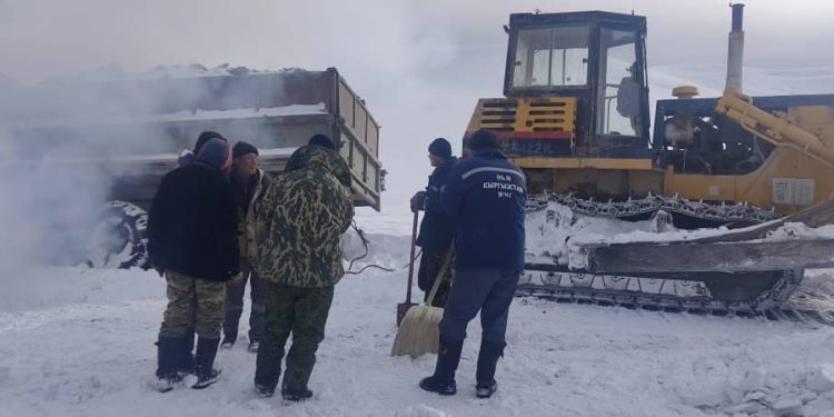 Нарында көмүр ташыган 17 оор жүк ташуучу жолдо калып калган. Бүгүн жол ачылды