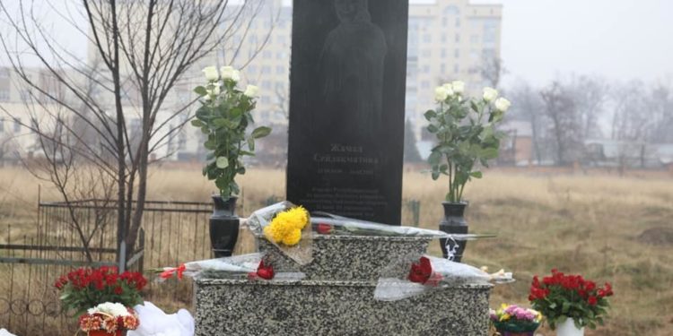 Кыргыз Эл артисти Жамал Сейдакматованын эстелиги орнотулду (сүрөт)