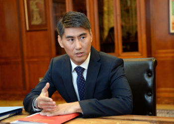 Депутат Эльвира Сурабалдиева кесиптеши Чыңгыз Айдарбековду таппай жатышканын жазды