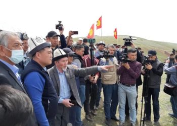 Ташиев: «Кемпир-Абадды көрбөгөндөр деле каршы сүйлөп, элдин ички дүйнөсүн козутуп жатышат»