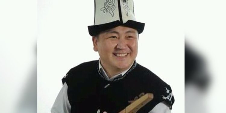 Элмирбек Иманалиевдин ыр китеби казак тилине которулуп, бет ачары Алматыда болду