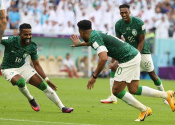 Сауд Арабиянын ханзаадасы өлкөнүн курама командасынын оюнчуларына Аргентинаны жеңгени үчүн белек берди