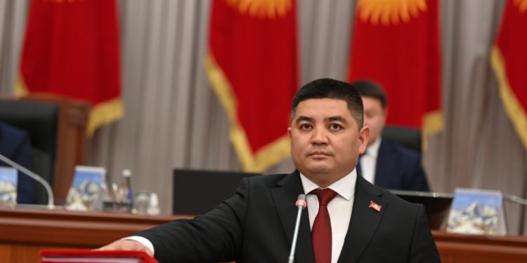 УКМК тарабынан кармалганы айтылган депутат Эмил Жамгырчиевдин бошотулганы маалым болду