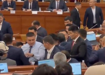 Фархат Исмаилов: «Өмүрбек Бакиров бир суроону 5 жолу бергенде «болду эми» дедим. Чыр ошондон чыгып кетти»