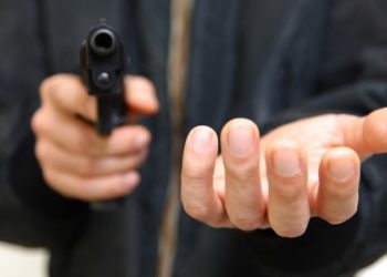 Москвада кыргызстандыкка эки жолу ок атып, 100 миң долларын тоноп кетишти