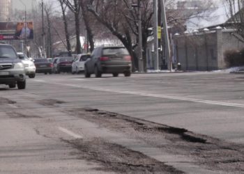 «Жолдордо чуңкурлар жок» дейт транспорт министринин орун басары
