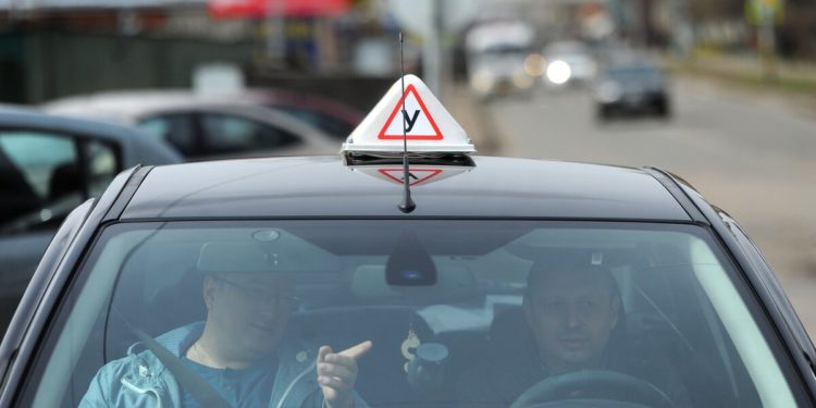 ИИМ: Айдоочулук күбөлүк алуу үчүн сынак тапшыргандардын 79 пайызы кулап калган