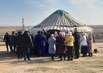 Жол кырсыгынан каза болгон ырчы Бекжан Темирхандын сөөгү Аксыда берилди