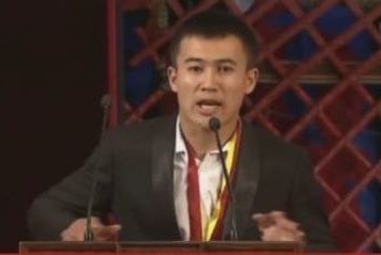 Элдик курултайга Чаткалдан келген делегат «биз шайлаган депутат басып да барбайт» деп агынан жарылды