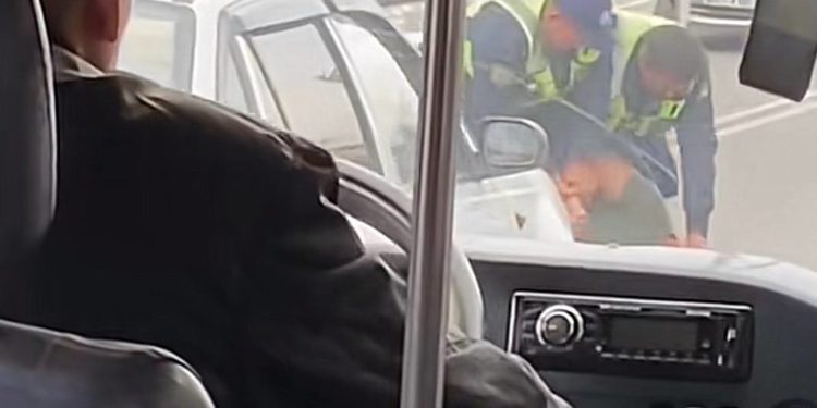 Бишкекте жол тескөөчүлөр менен мушташа кеткен жарандын видеосу тарады