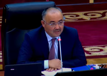 Спикер Шакиев: «Жумушка себепсиз келбеген депутаттардын айлыгы кыркылат»