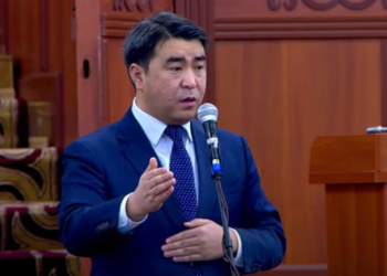 Жанар Акаев: «Лейлекте үйлөрдүн пайдубалы эле турат, өкмөттөн акча жок дейт. Кайда акчалар?»