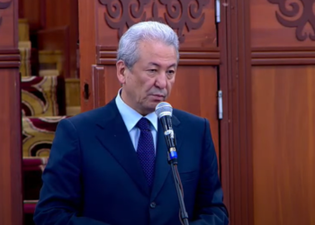 «14 кишинин көпчүлүгү 8 болот». Мадумаров Кемпир-Абад боюнча комитет жыйынында мыйзам бузулганын айтты