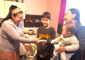 Эмчектеги баласы менен такси айдаган келинге Астанадан үй берилет