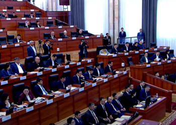 Президент жана депутаттардын алдында ант берген министрлер (сүрөт)