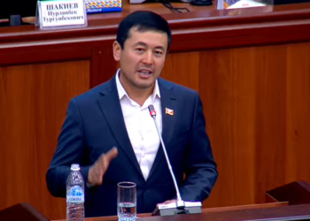 «Жалган жалаа үчүн рахмат». Депутат Кадырбеков Кемпир-Абад боюнча жыйында каршы болгонун айтты