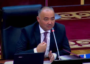 Төрага Нурланбек Шакиев депутаттарга: «Трибунада кооз сүйлөп, добуш берүүдө кетип калгандар болуп жатат»