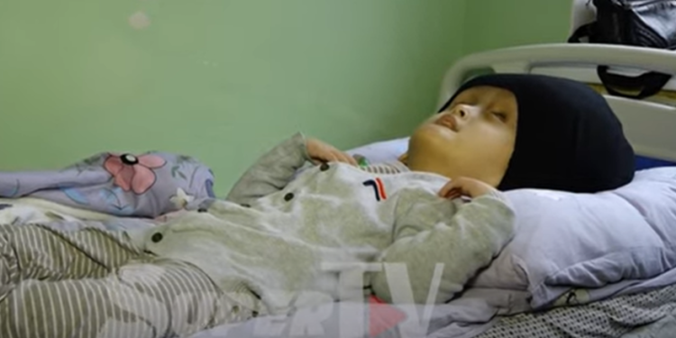 Чанда кезикчү ооруга чалдыккан 8 жаштагы баланын апасы элге кайрылды