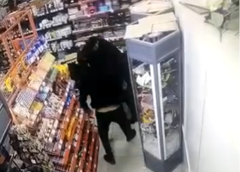 «Бир жигит ооруканада». Таласта тойдон чыккандар соода борбордо мушташты (видео)