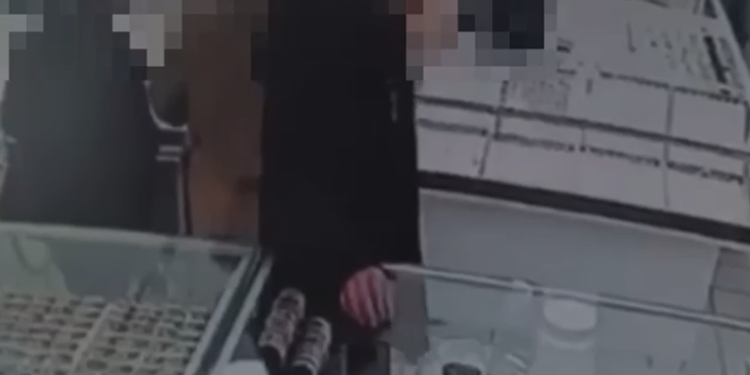 «Байкатпай алып, чөнтөккө салып». Бишкекте жаран соода борбордогу кылыгы үчүн милицияга жеткирилди