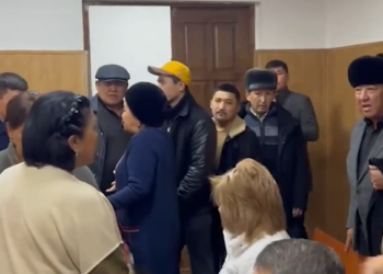 Кайгуулчунун огунан каза болгон Чыңгыз Абдыраев. Сот отурумга чейин тараптар уруша кетишти