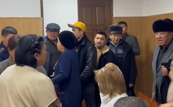 Кайгуулчунун огунан каза болгон Чыңгыз Абдыраев. Сот отурумга чейин тараптар уруша кетишти