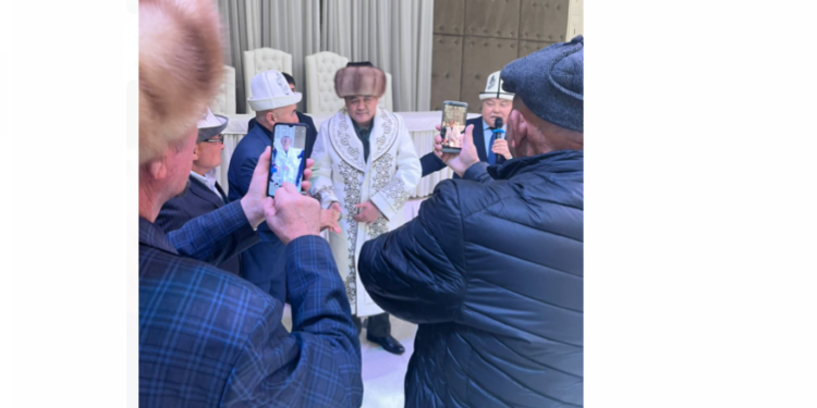 Камчыбек Ташиев Талас облусунун аксакалдары менен жолукту (сүрөт)