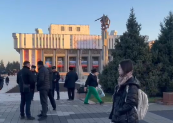 «Жол тыгыны күтүлөт». Бүгүн жана эртең филармонияда Элдик курултай өтөт