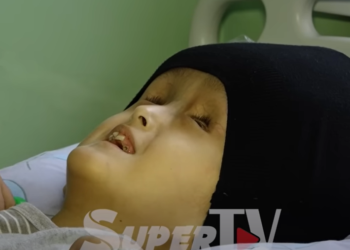 SuperTV’нын чанда кезикчү ооруга чалдыккан 8 жаштагы каарманы көз жумду. Апасы элге кайрылды