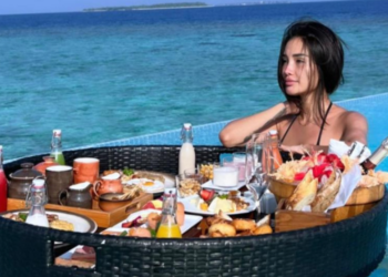 «Кантсе да блогермин». Айжан Байзакова 100 миң теңгеге алган эртең мененки тамагын көрсөттү