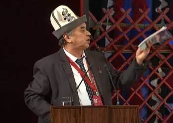 Элдик курултайга келген Баткендин тургуну чек ара маселесин козгоду