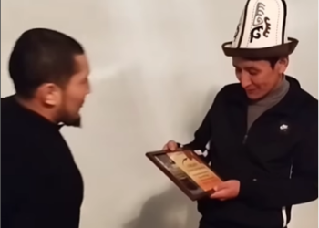 Мирбек Иманбековго анын жакындары умрага жолдомо белек кылышты (видео)