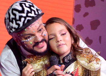 Филипп Киркоровдун кызы сахнага биринчи жолу ырдап чыкты. Ага атасынын реакциясы (видео)