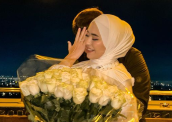 «Ооба деп жооп бердим». Ырчы Кызсайкал Кабылованын сүйүктүүсү колун сурады