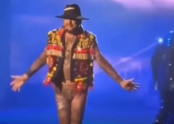 «Кыргыздарды Кудай сактаптыр 😀». Филипп Киркоровдун Казакстанда ырдап чыккандагы кийими талкууда