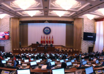 Депутаттар Жогорку Кеңештин жыйынын телеканалдардан көрсөтүүнү токтотууга каршы чыгышты