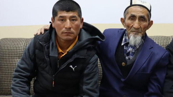 «Чабан болуп жүргөн». Таласта карыянын 10 жылдан бери дайынсыз болгон баласы табылды