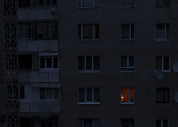 Бишкектин айрым бөлүгүндө тургундар электр жарыгынын жоктугуна нааразы болушууда